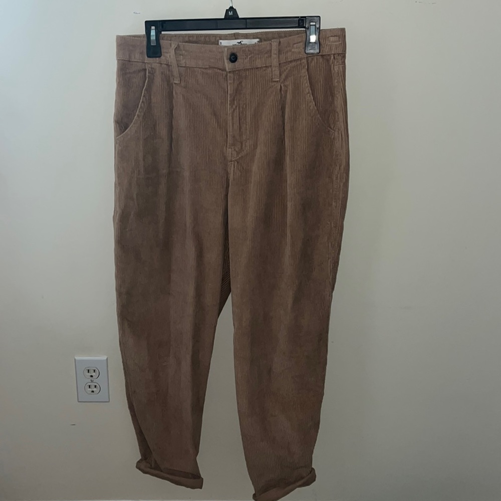 Hollister highwaisted corduroy tan pants! W 29. I’m 5’2 and I cuffed bottoms.